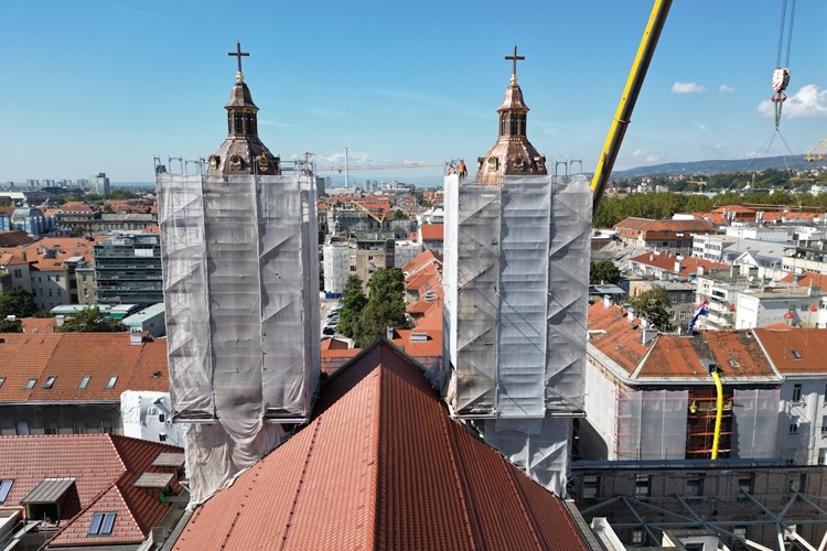 Podignute obnovljene kupole na tornjeve bazilike Srca Isusova u Zagrebu